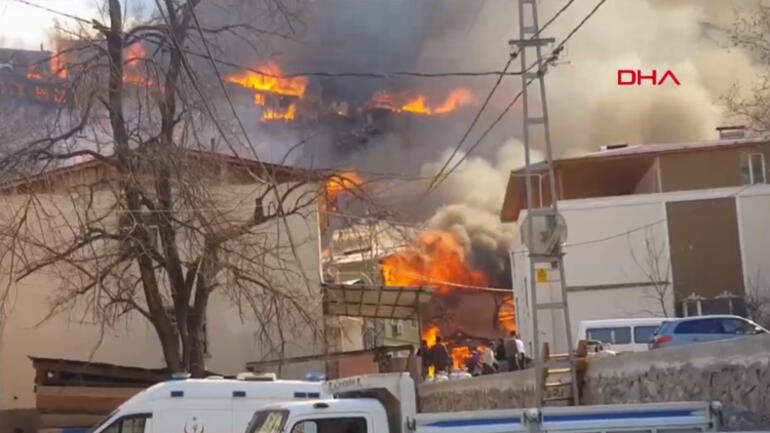 Son dakika haberi... Artvinin Yusufeli ilçesinde yangın dehşeti 60a yakın ev yandı